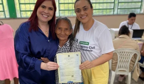 Indígena de 80 anos recebe pela primeira vez sua certidão de nascimento no interior do Amazonas