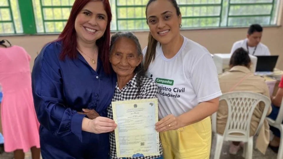Indígena de 80 anos recebe pela primeira vez sua certidão de nascimento no interior do Amazonas