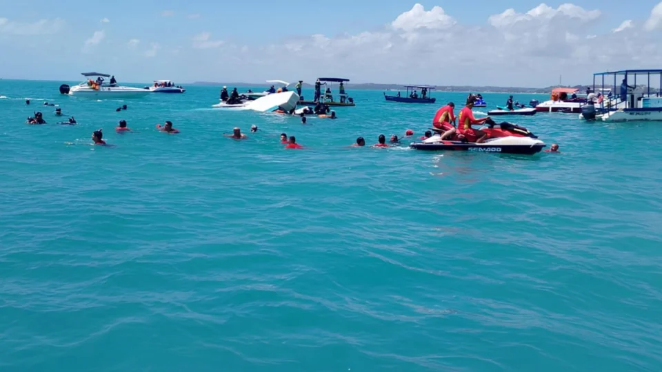 Acidente com catamarã com mais de 40 pessoas deixa pelo menos um morto em Maragogi
