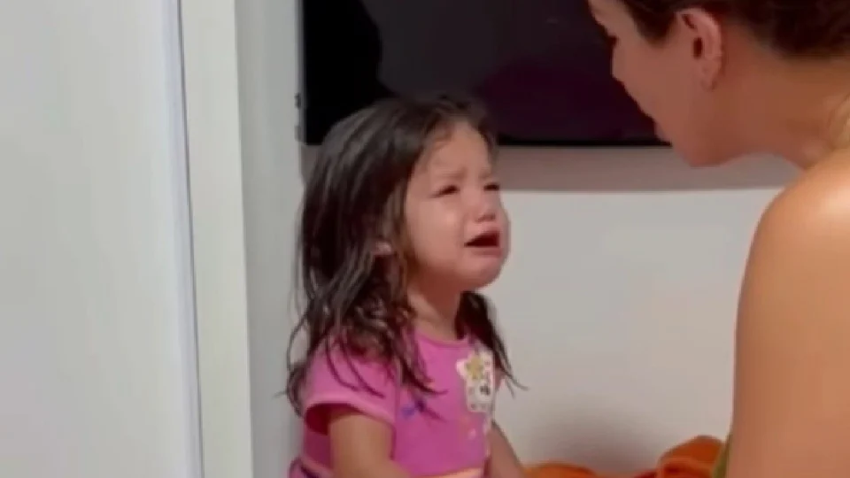 VÍDEO: menina de 2 anos diverte a web ao chorar por “querer ir ao pagode”