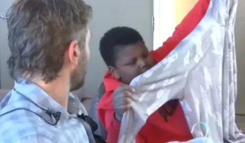 Menino ajuda empresário com único dólar que tinha e ganha dia inesquecível