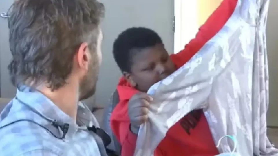 Menino ajuda empresário com único dólar que tinha e ganha dia inesquecível