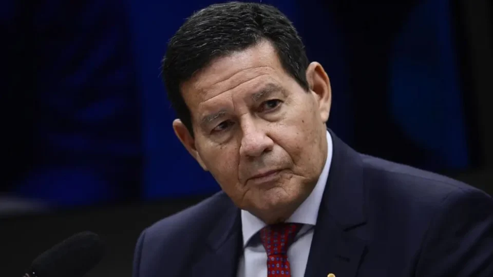 Liberação das armas: Hamilton Mourão provoca debate sobre a responsabilidade do cidadão armado