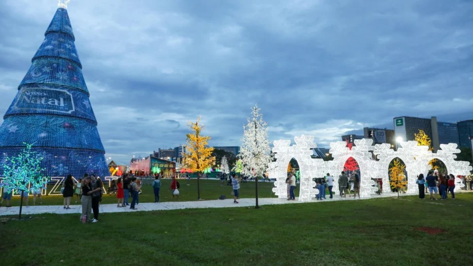 Brasília: atrações de natal iluminam a Esplanada