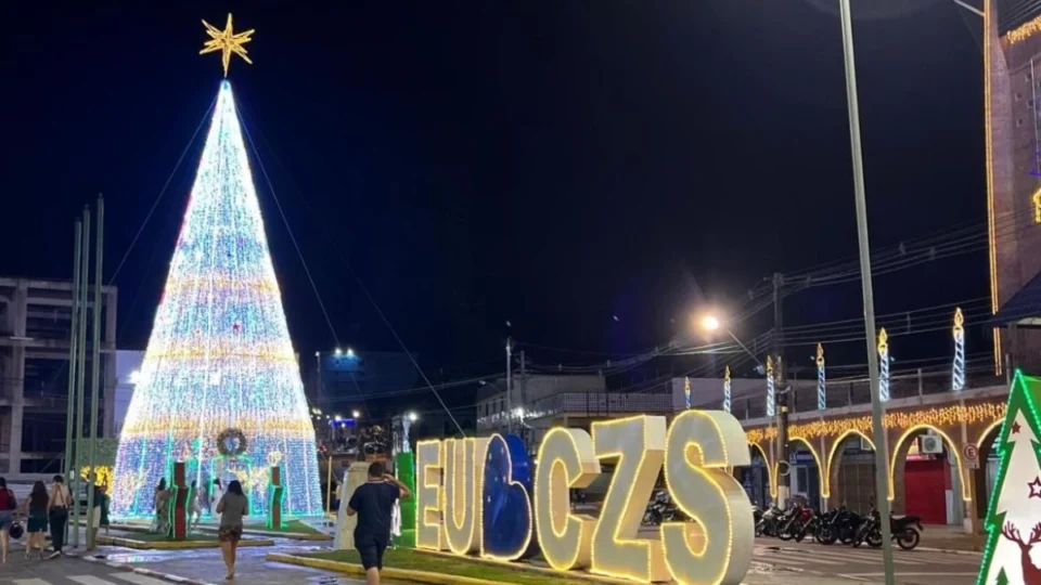 Noite de acender luzes de Natal em Cruzeiro do Sul terá entrega de presentes; veja programação