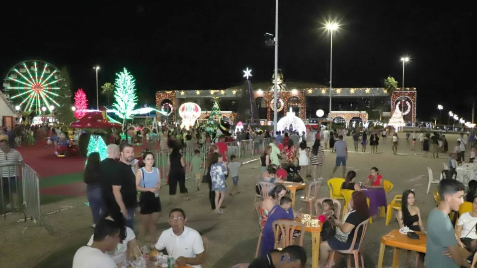 Natal de Luz no Tocantins atrai gente de todas as idades à Praça dos Girassóis; veja programação