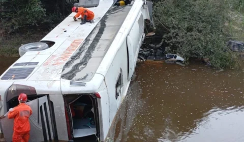 Três pessoas morrem após ônibus cair de ponte na BR-153 em Crixás do Tocantins