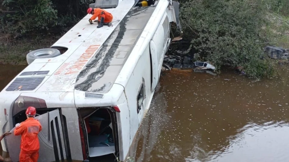 Três pessoas morrem após ônibus cair de ponte na BR-153 em Crixás do Tocantins