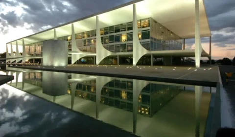 Moedas dos espelhos d’água dos Palácios em Brasília devem ser recolhidas aos cofres da União