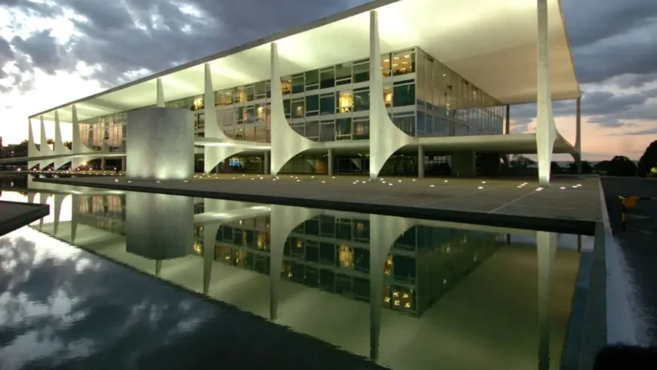 Moedas dos espelhos d’água dos Palácios em Brasília devem ser recolhidas aos cofres da União