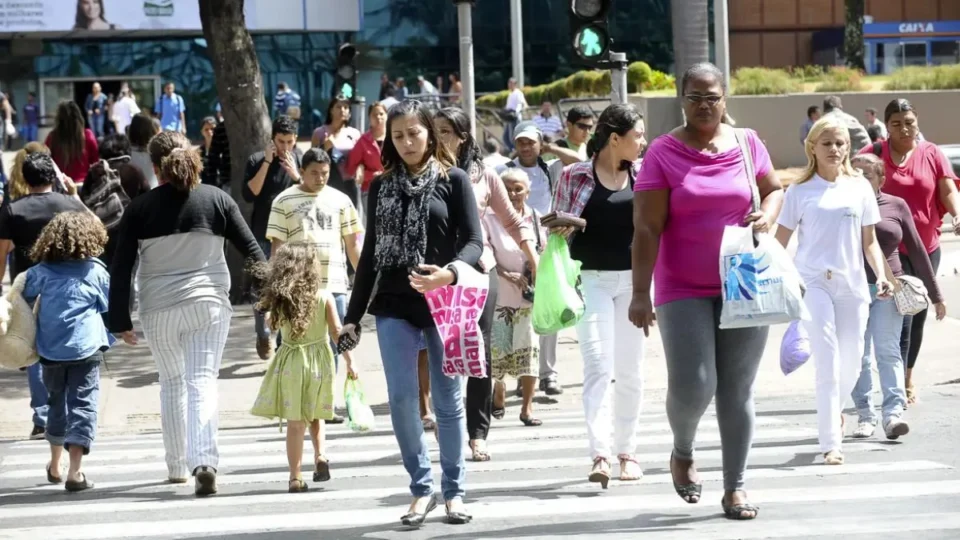Desemprego no Brasil atinge menor taxa histórica, aponta IBGE