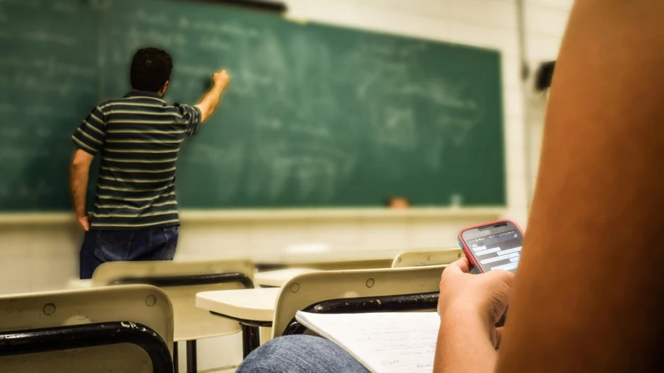 Lula sanciona lei que limita uso de celulares nas escolas; entenda o que muda