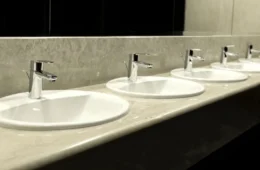 Jovem fica ferido após ter relação sexual em banheiro de metrô em Salvador e quebrar pia