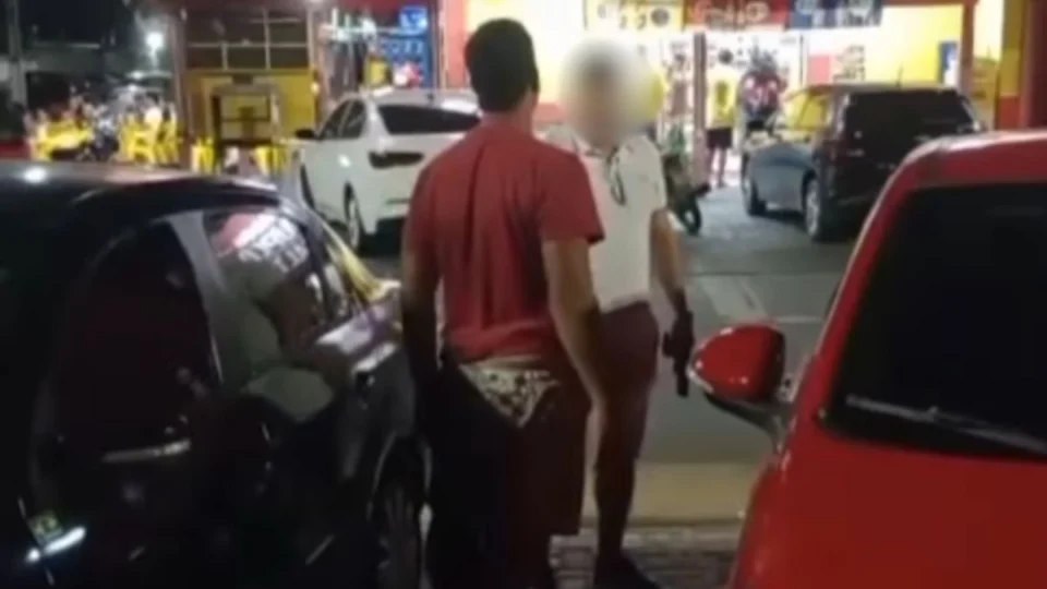 Policial militar aponta arma para homem durante discussão em Boa Vista; veja vídeo