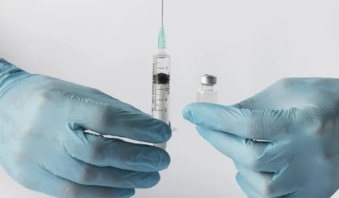 Rússia desenvolve vacina contra o câncer e distribuirá gratuitamente em 2025