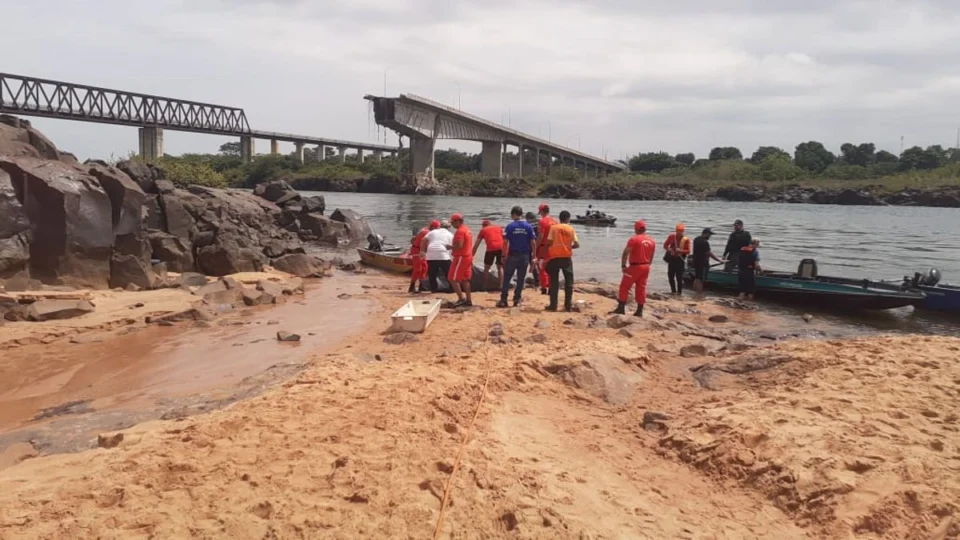 Equipes retomam buscas após desabamento de ponte no Tocantins
