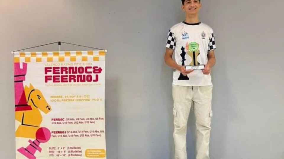 Aluno da rede municipal de ensino conquista título de mestre nacional em xadrez