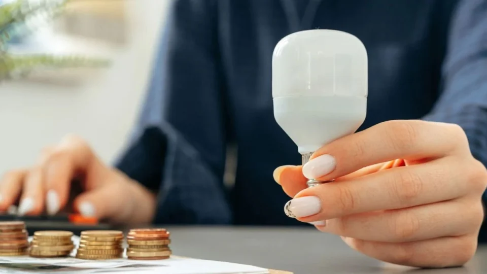 Conta de luz vai ficar mais barata em fevereiro; entenda