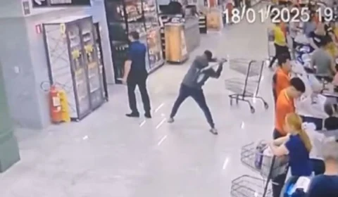 VÍDEO: Homem agride gerente de supermercado com pá e é preso