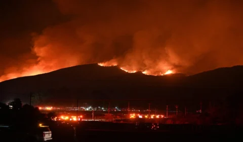 População foge de área da Califórnia após novo incêndio; estado está em alerta