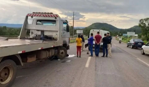 Acidente entre caminhão e moto deixa jovem morto na BR-010 em Palmas