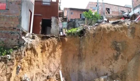 Barranco desliza e destrói duas casas após forte chuva em Manaus; veja vídeo