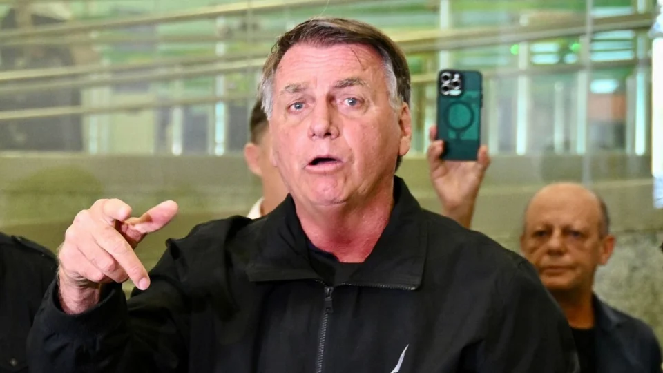 Bolsonaro chora no aeroporto após ser impedido de viajar para a posse de Trump