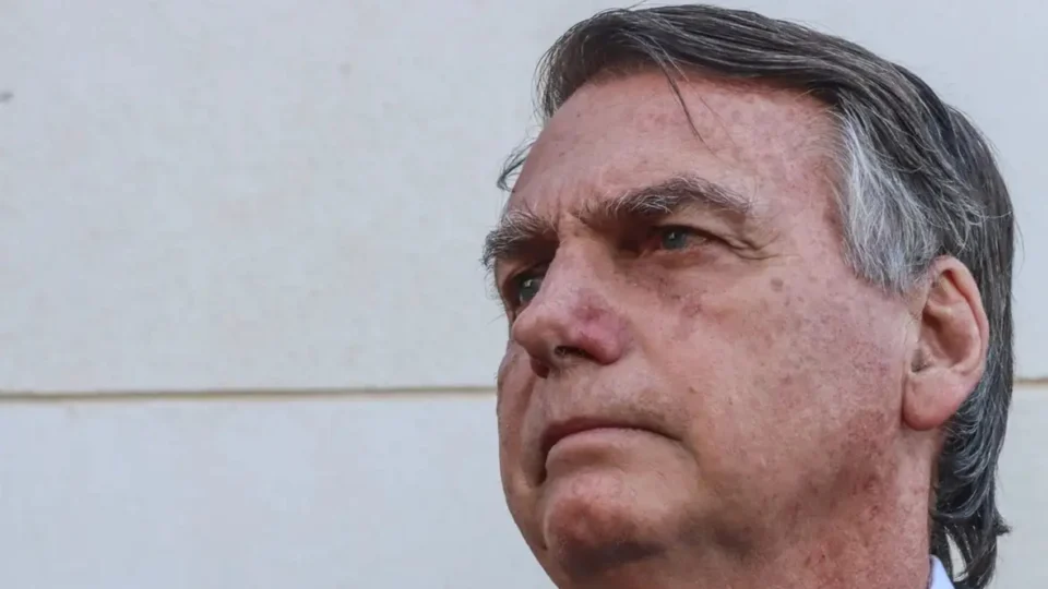 Bolsonaro recupera conta do X hackeada após postagem falsa com Donald Trump