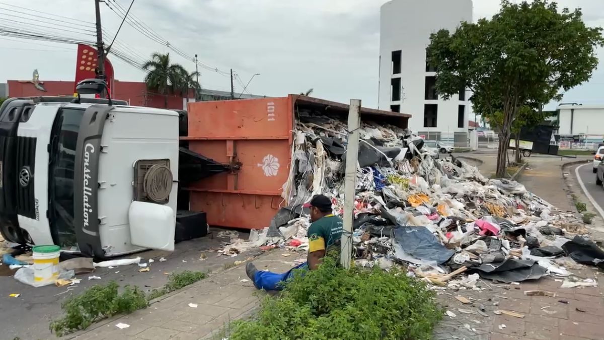 Caminhão carregado de lixo tomba em Manaus