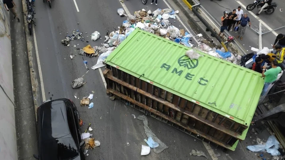 Caminhão com lixo tomba e causa congestionamento em Manaus