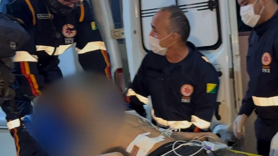 Milagre! Adolescente escapa da morte ao cair diante de igreja no Acre; criminoso desiste de matá-lo