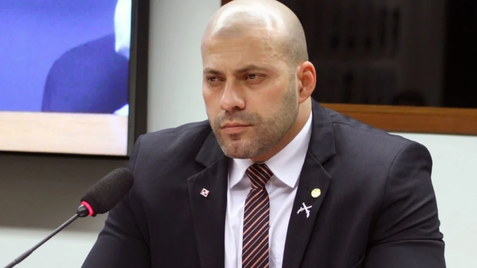 PF apreende arma de fogo de Daniel Silveira