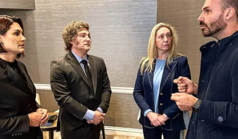 Nos Estados Unidos, Eduardo e Michelle Bolsonaro se encontram com Javier Milei