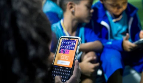 Você é a favor da proibição de celulares nas escolas? Deixe sua opinião na enquete