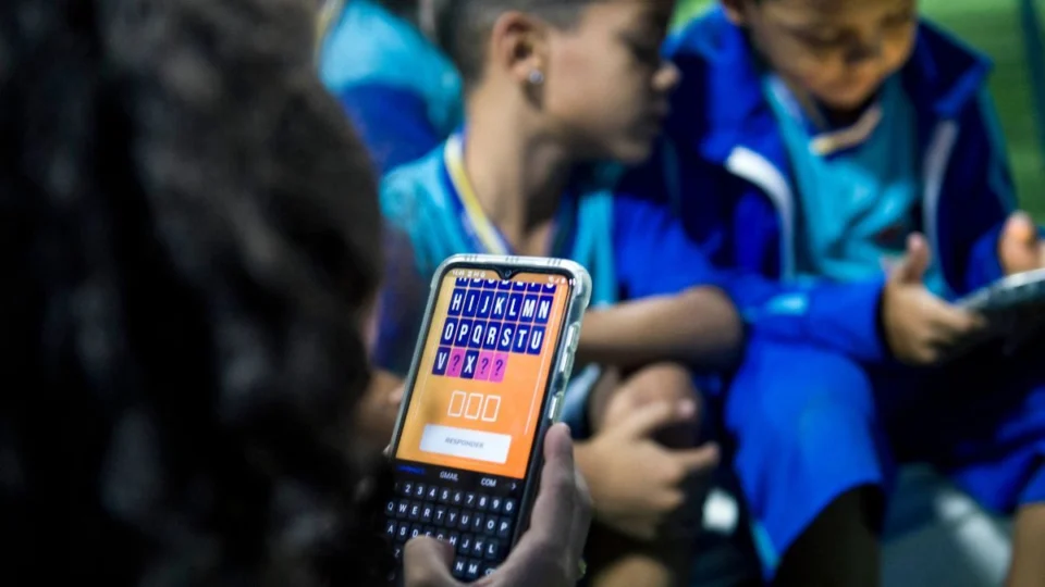 Você é a favor da proibição de celulares nas escolas? Deixe sua opinião na enquete