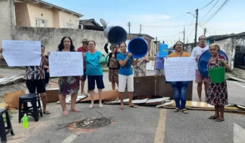 Moradores do Conjunto Tangará bloqueiam rua em protesto contra a falta de água em Rio Branco