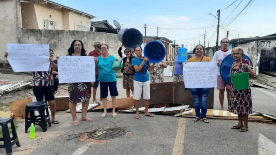 Moradores do Conjunto Tangará bloqueiam rua em protesto contra a falta de água em Rio Branco