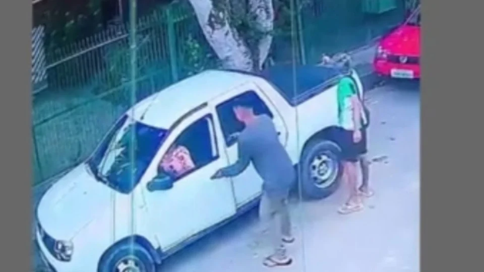 Criminosos roubam carro e atiram contra homem na zona Norte de Manaus; veja vídeo