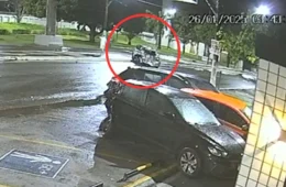 VÍDEO: carro em alta velocidade fica destruído após bater em poste e atingir veículos em Manaus