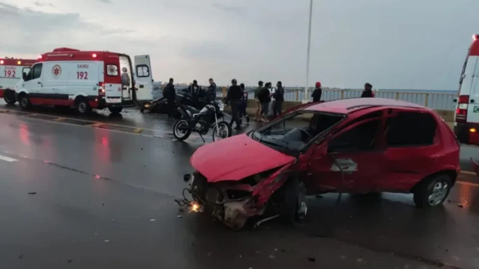 Colisão entre carros deixa feridos na Ponte Rio Negro, em Manaus