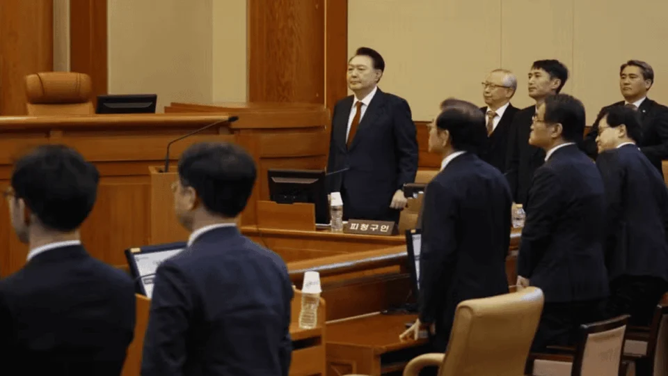 Presidente da Coreia do Sul é indiciado por insurreição após decretar Lei Marcial