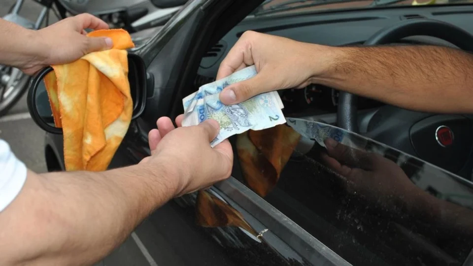 Flanelinhas ameaçam motoristas após show em Manaus; veja relatos de extorsão