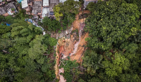 Fortes chuvas causam deslizamentos na zona Leste de Manaus