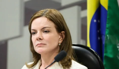 Carla Zambelli: veja reações de Gleisi Hoffmann e Carlos Bolsonaro à cassação da deputada