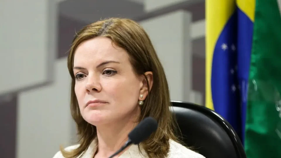 Carla Zambelli: veja reações de Gleisi Hoffmann e Carlos Bolsonaro à cassação da deputada
