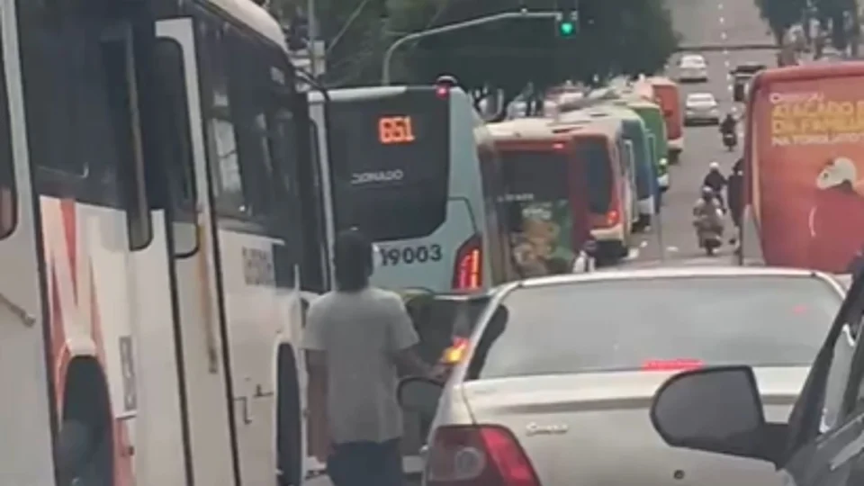 Rodoviários realizam breve paralisação por falta de pagamento em Manaus