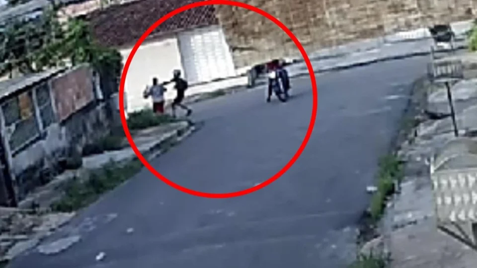 Idosa é assaltada por criminosos em moto no Nova Cidade, em Manaus; veja vídeo