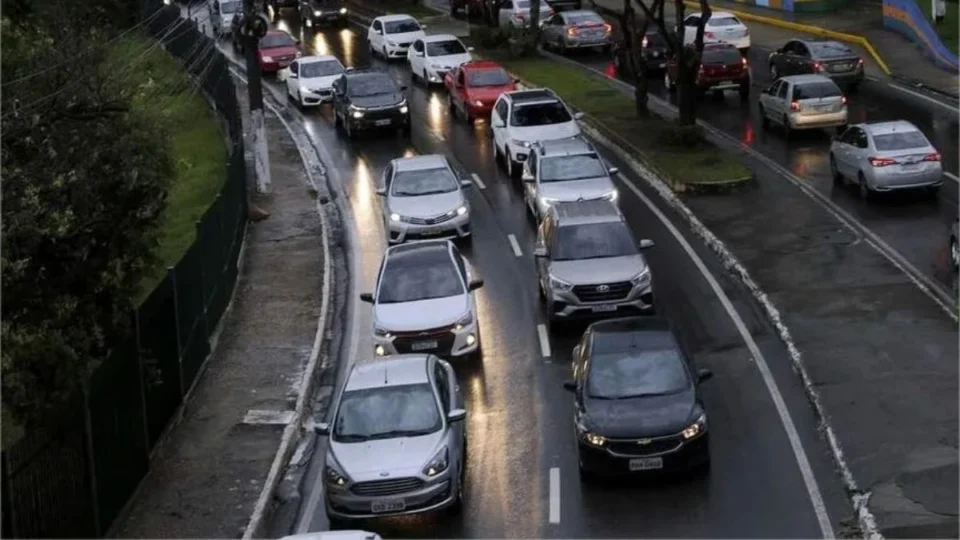 ‘Congestionamento, estresse e poluição’, aponta especialista sobre aumento de veículos em Manaus