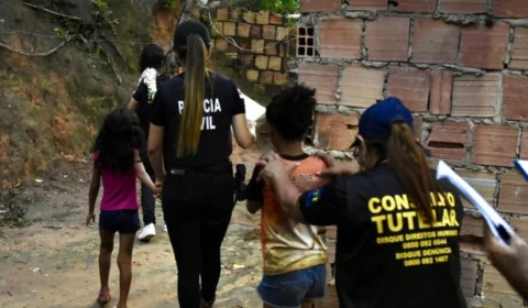 Irmãs vítimas de abuso pelo padrasto são resgatadas em Manaus; mãe sabia de tudo