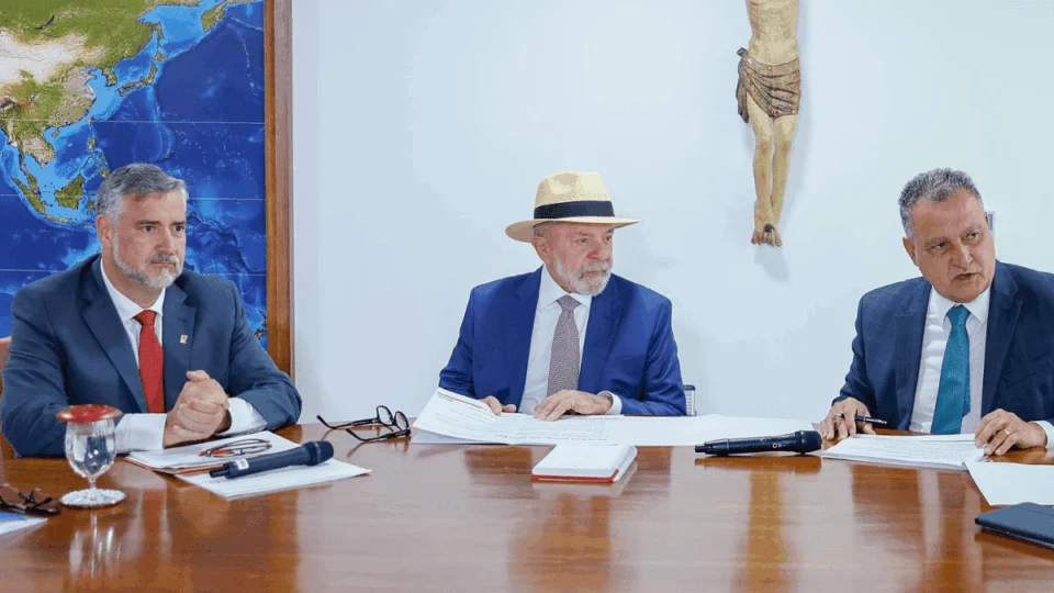 Lula se reúne com ministros no Palácio do Planalto após cirurgia